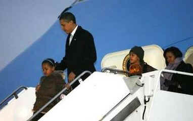 The Obama family arrives at Chicago's O'Hare airport on Air Force One to Chicago. The Obama family is returning to Obama's Chicago home for the President's Day weekend.