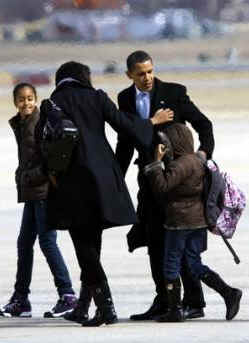 President Barack Obama and family arrive on Marine One and return to the White House after a President's Day weekend at Obama's Chicago home.